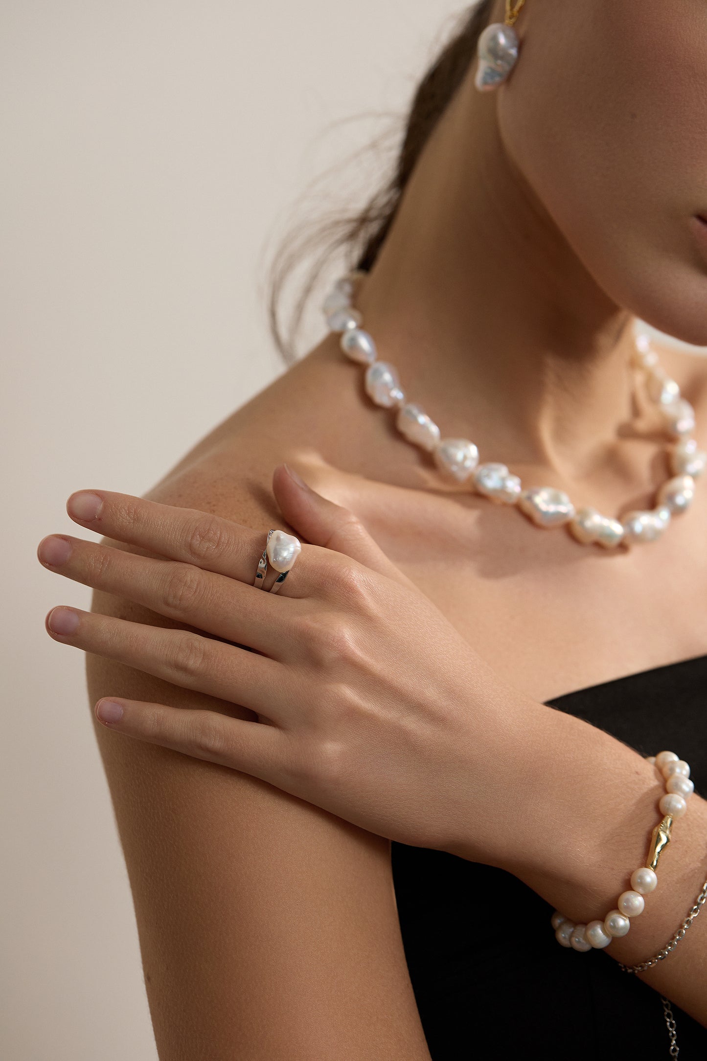 Perlenarmband und Gold-pearlificent-perlenarmbaender-marlene